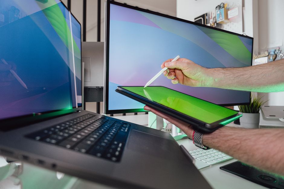 Korištenje stiluса na tabletu u tehnološkom radnom prostoru
